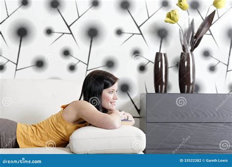 Femme Se Trouvant Sur Le Sofa Avec Un Livre Photo Stock Image Du