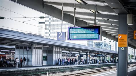 Essen Polizei erwischt Mann beim Überqueren der Gleise im Hauptbahnhof