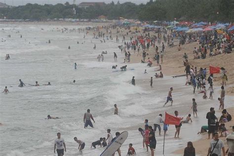 Libur Lebaran Pantai Kuta Ramai Pengunjung BALIPOST