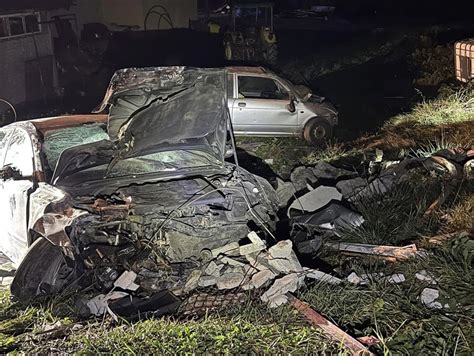 Poturzyn Wjecha W Czyj Gara I Przestawi Zaparkowane Tam Auto