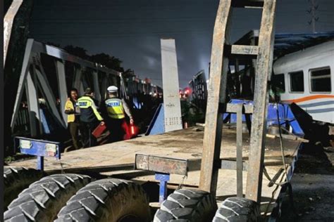 Tabrakan Kereta Dan Truk Knkt Turun Tangan