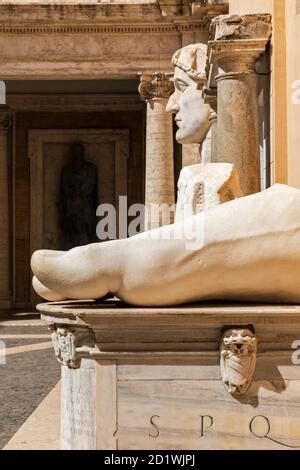 La Escultura Del Gigante De Pie De Constantino I En El Museo Capitolino