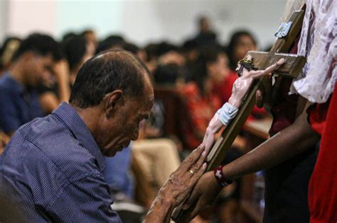 Perayaan Jumat Agung Gereja Katedral Siapkan Kursi Untuk Jemaat