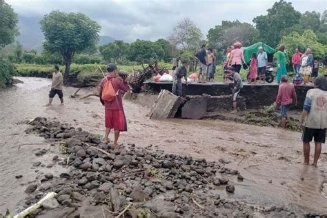 Jembatan Di Tambora Bima Putus Diterjang Banjir Desa Terisolasi