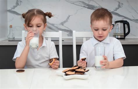 Images De Enfant Lait Au Chocolat T L Chargement Gratuit Sur Freepik