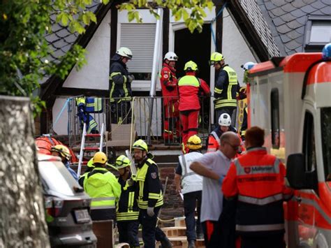 Hotel an der Mosel eingestürzt Erste Opfer aus Trümmern gerettet