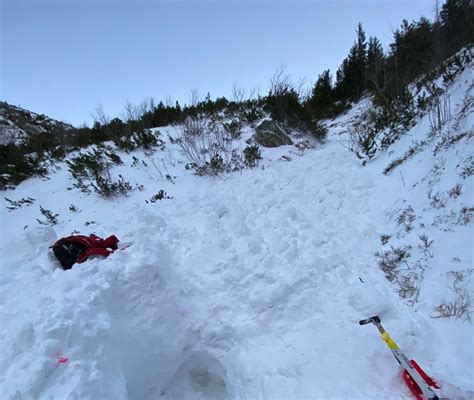 Tragiczna lawina w Tatrach Zachodnich Śnieg zasypał dwie osoby jedna