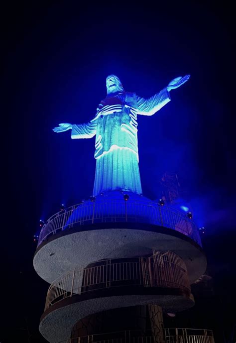 Cristo Redentor de Itaperuna iluminado de azul no mês de novembro