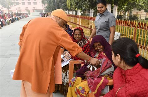 Cm योगी ने लगाया जनता दरबार 300 लोगों की सुनी फरियाद कहा जरूरतमंदों