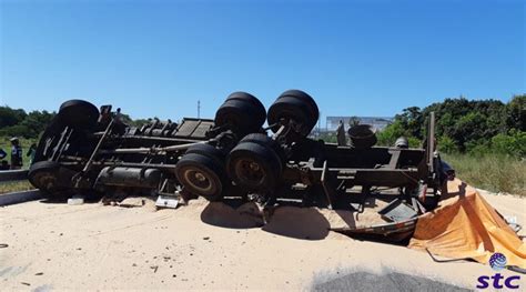 Caminh O Tomba Na Br Na Grande Fortaleza E Motorista Socorrido