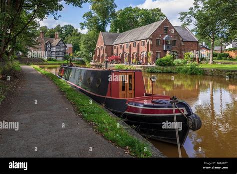 Upmarket Housing In The Dukes Wharf Right At Worsley On The