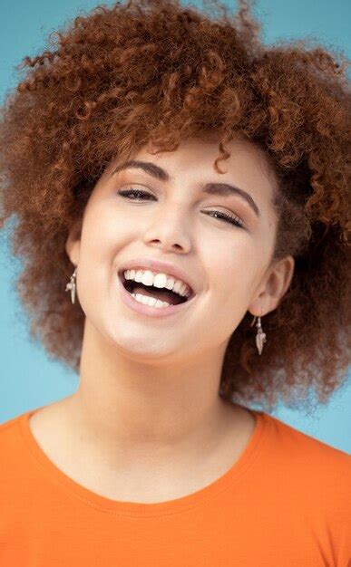 Retrato de mujer negra y sonrisa para celebración de logros y niña