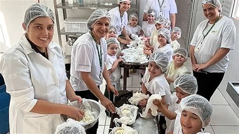 Crian As Aprendem A Fazer Queijo Canastra Na Escola Em S O Roque De