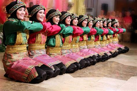 Pola Lantai Tari Saman Dari Aceh Menggunakan Pola Lantai Tari Saman