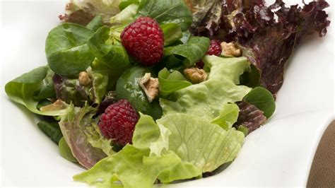 Ensalada De Lechugas Variadas Y Frambuesas