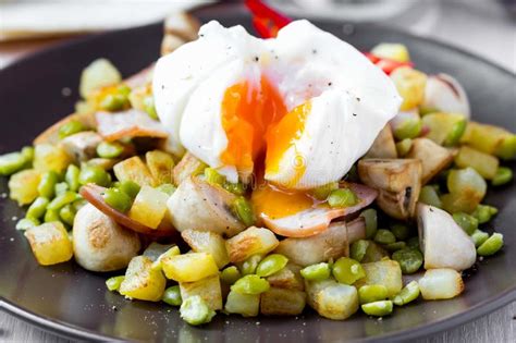 De Hete Salade Met Aardappels Ham Erwten Paddestoelen Stroopte Ei