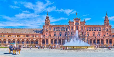 Carruagem Puxada Por Cavalos Na Plaza De Espana Em Sevilha Espanha