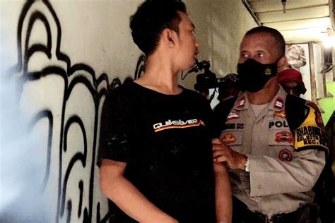 Foto Tangis Buyut Saat Cicitnya Diciduk Polisi Di Kampung Boncos