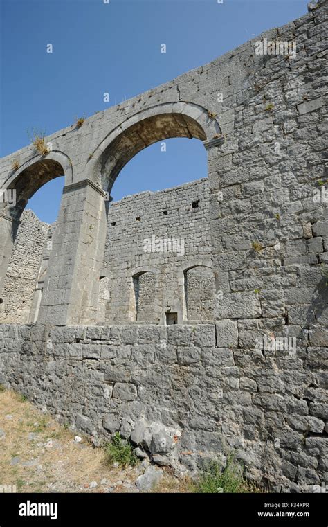 Arcos En Las Paredes De Las Ruinas De La Mezquita En El Castillo De