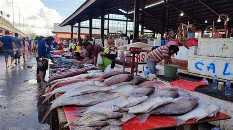 Berita Foto Suasana Masayarakat Berburu Ikan Segar Di Pasar Bersehati