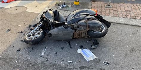 Baar Zg Rollerfahrerin Bei Kollision Mit Auto Verletzt Nau