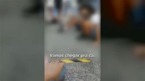 Crianças se escondem de tiroteio em corredor de escola no Rio de