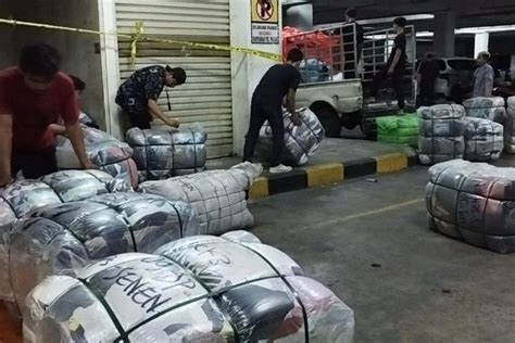 Foto Saat Polisi Gerebek Gudang Pakaian Bekas Impor Ilegal Di Pasar