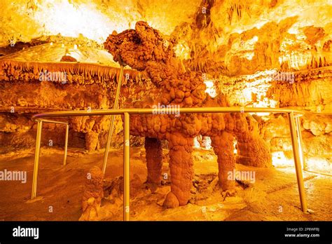 Interior view of the Meramec Caverns at Missouri Stock Photo - Alamy