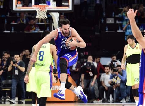 Anadolu Efes Ilk Pe Inde Basket Dergisi Basketbol Basketbol