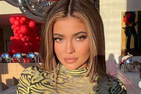 Kylie Jenner Vuelve Al Rubio Platino Y Posa En Sexy Lencer A Gucci