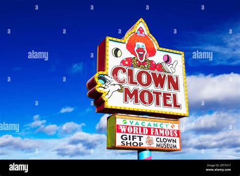 Clown Motel Signe Publicitaire Lhôtel Le Plus Effrayant Damérique