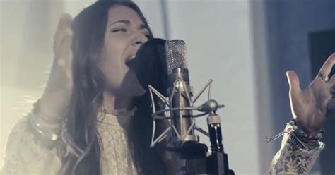 Lauren Daigle Performs Christmas Worship Song, Noel by Chris Tomlin