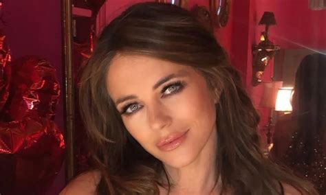 Elizabeth Hurley Incendia Las Redes Sociales Con Un Bikini Con