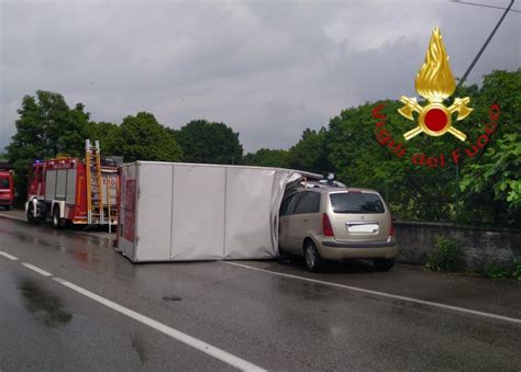 Erba Incidente In Via Cant Furgone Si Ribalta Due Feriti