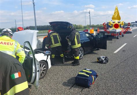 Incidente Sulla A9 Scontro Tra Due Auto E Un Furgone Due Le Persone