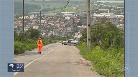 Motorista fica ferido após bater carro e derrubar poste em Varginha