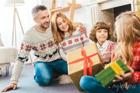 Pais Felizes E Crian As Caixas De Presente Que Passam O Tempo