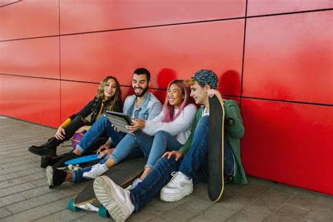 Felices Los Jóvenes Reunidos Al Aire Libre Grupo De Adolescentes