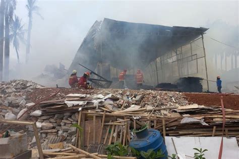 Foto Sejumlah Gudang Dekorasi Di Tangsel Kebakaran Asap Tebal