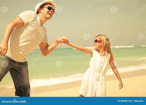 Pai E Filha Que Jogam Na Praia Foto De Stock Imagem De Junto Nave