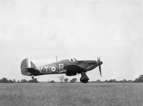 Asisbiz Hawker Hurricane I RAF 85Sqn VYR Albert G Lewis P2923 Landing