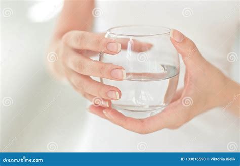 Manos Femeninas Que Sostienen Un Vidrio Claro De Agua Un Vidrio De Agua