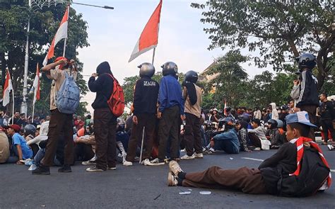 Gelar Aksi Mahasiswa Semarang Tuntut KPU Patuhi Putusan MK Pelajar