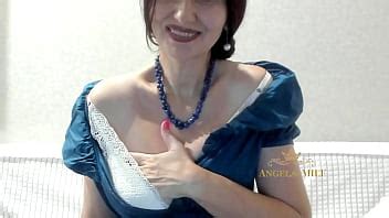 MILF morena cachonda se quitó su hermoso vestido largo de noche y se puso de perrito porque