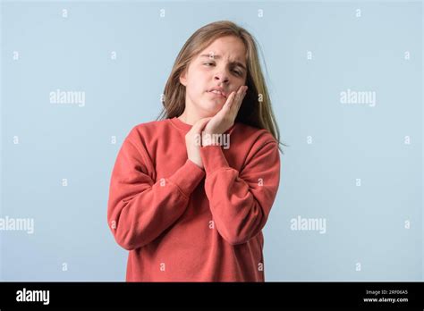 Fille avec une main sur la bouche Banque de photographies et dimages à