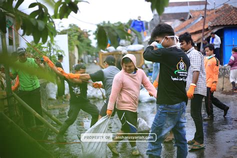 YANMAS Ansharu Syariah Dan Warga Tasikmalaya Turun Ke Sungai Bersihkan