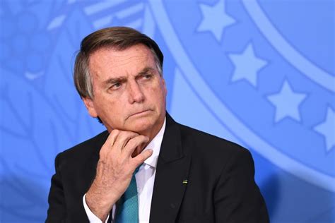 Bolsonaro demite presidente da Petrobras após aumentos no preço dos