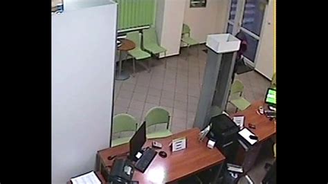 Policja Szuka Sprawcy Napadu Na Bank Prosi O Kontakt Zdj Cia Wideo