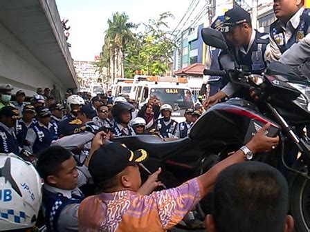 4 Truk Dagangan PKL Tanah Abang Disita