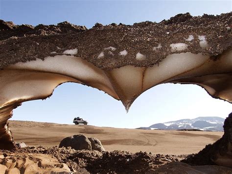 Coche Blanco En El Desierto La Nieve El Deshielo De La Nieve El